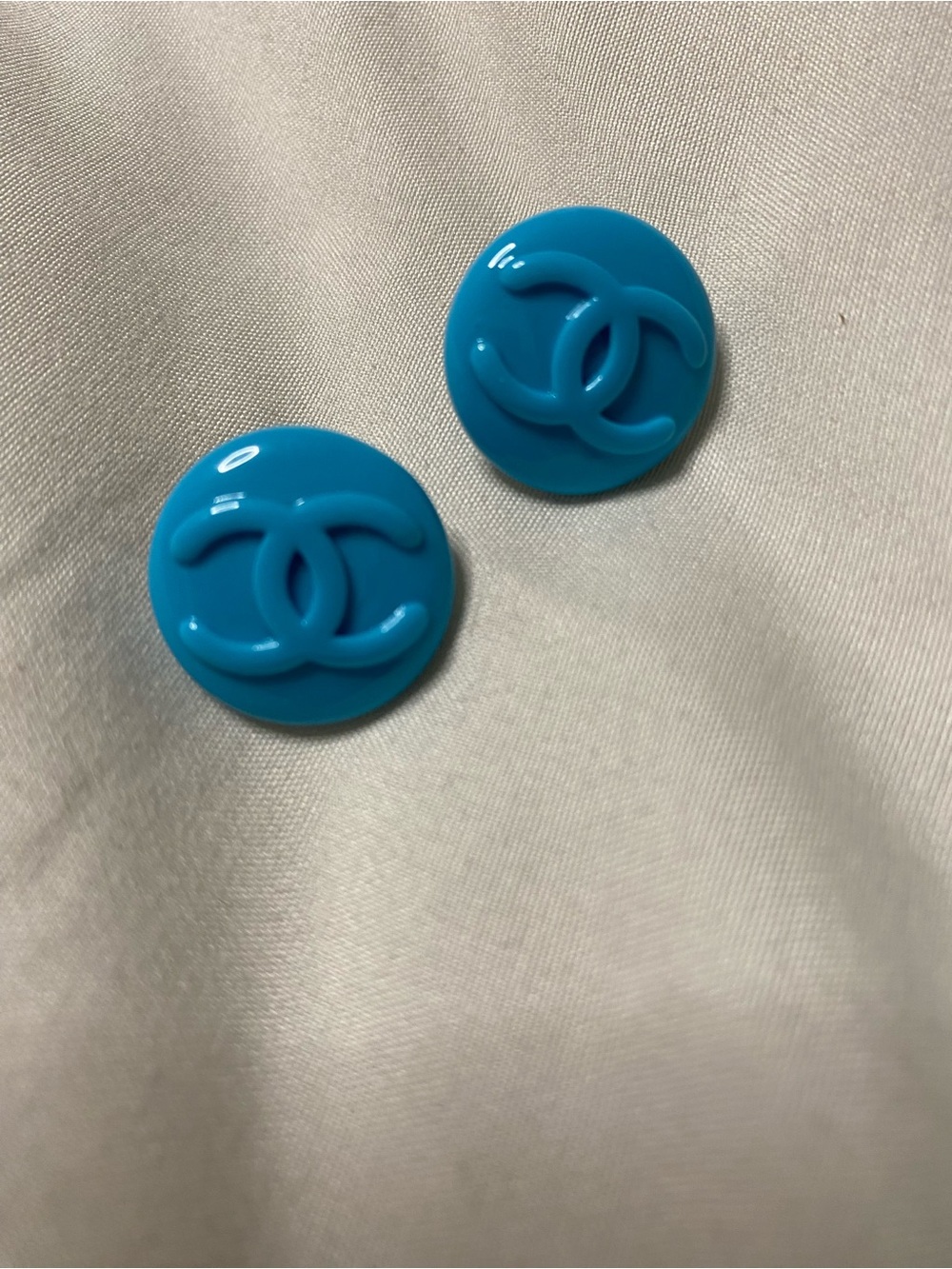 ChaneI Robin Blue Resin Logo Round Stud Earrings BEAUTIFUL!!! - Picture 2 of 5